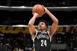 开云体育下载-篮网鏖战青岛队，西亚卡姆扛起全队