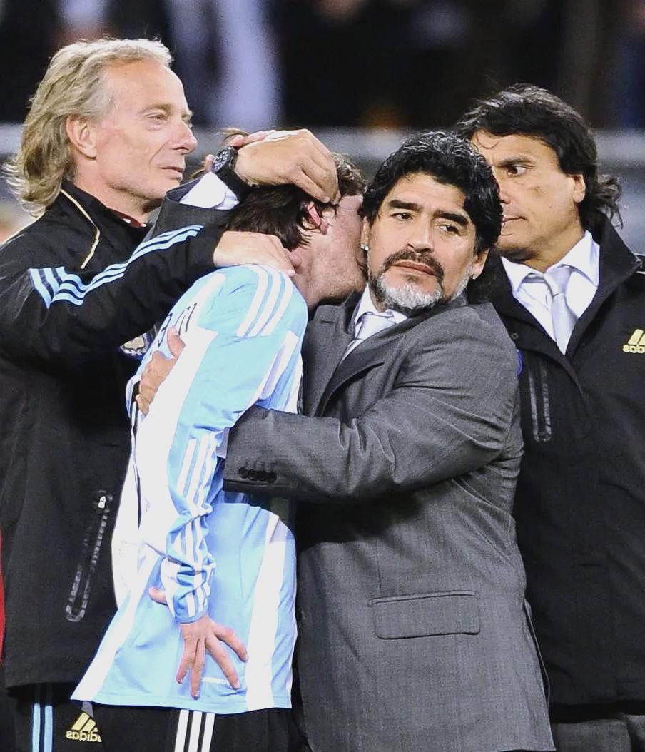 关于阿根廷传奇球员逝世，足坛人士悲痛送别的信息