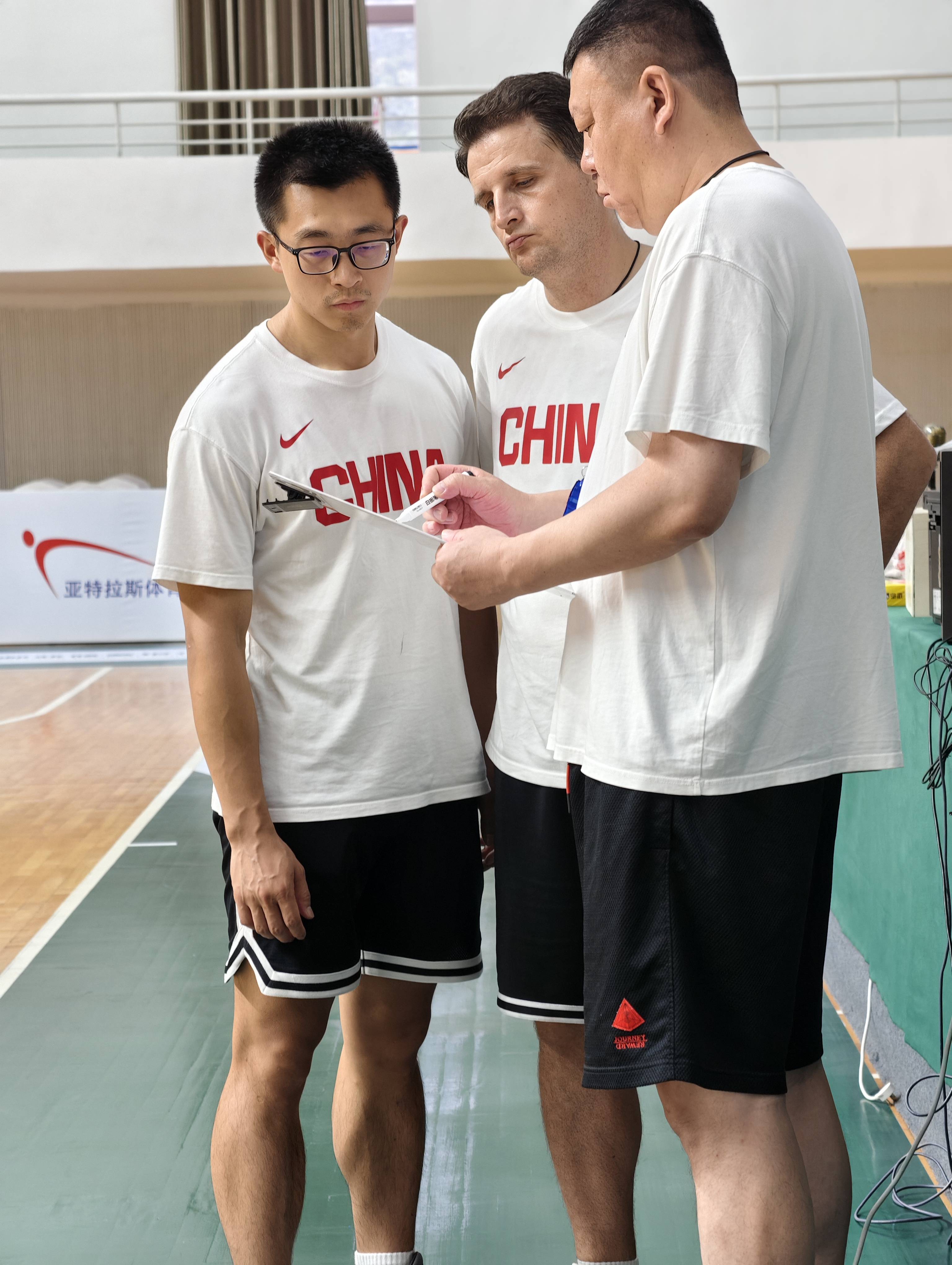 备战赛事,教练组研究球队实战阵容 备战赛事,教练组研究球队实战阵容