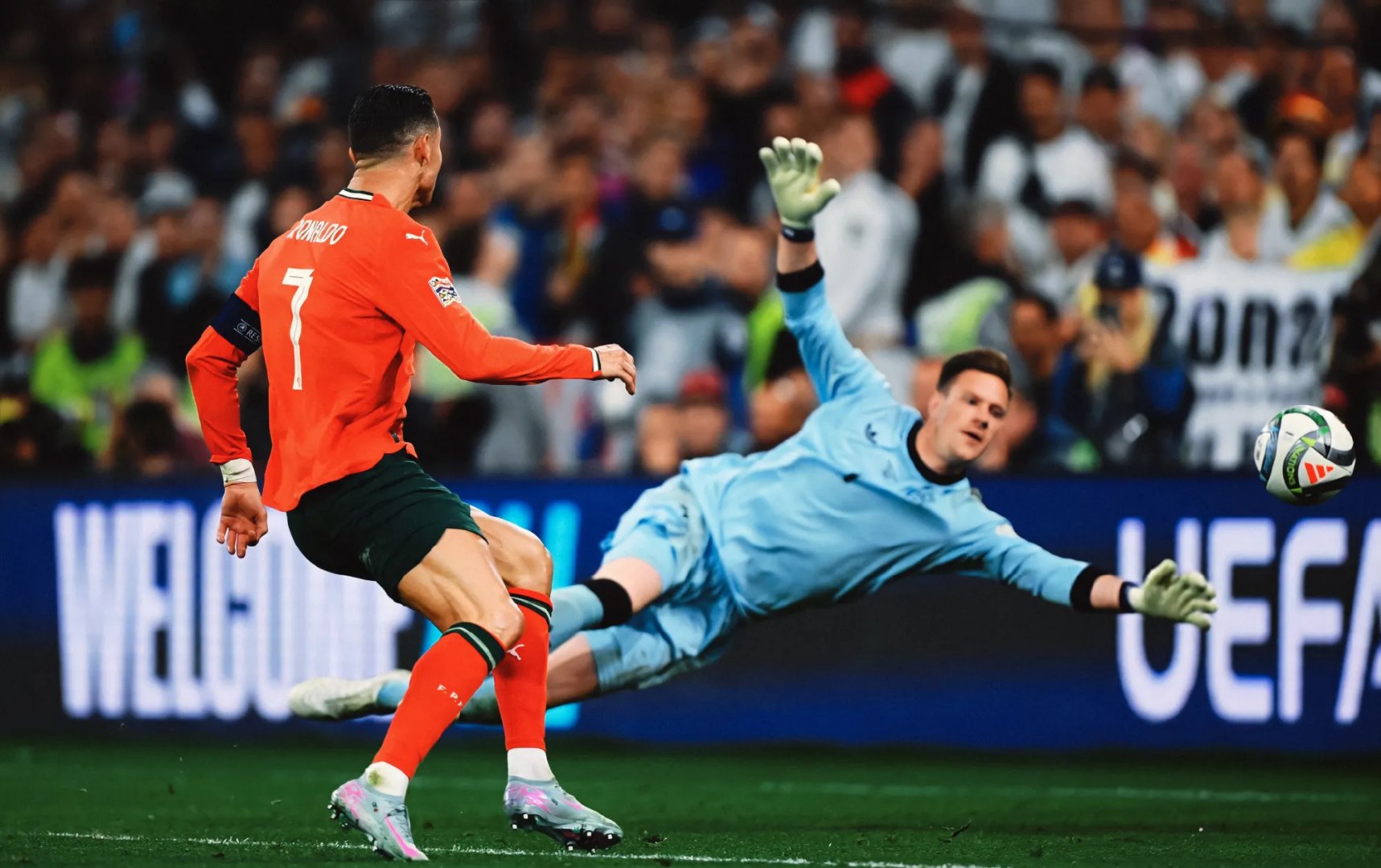 包含欧国杯赛掀起足球狂潮，球迷热血沸腾的词条