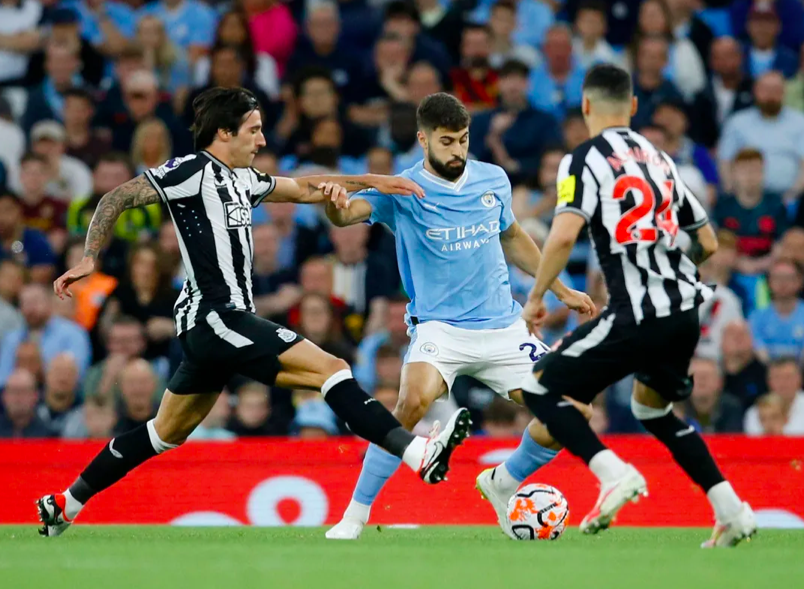 包含纽卡斯尔连胜不济，占优势被逆势打败团队乱象的词条