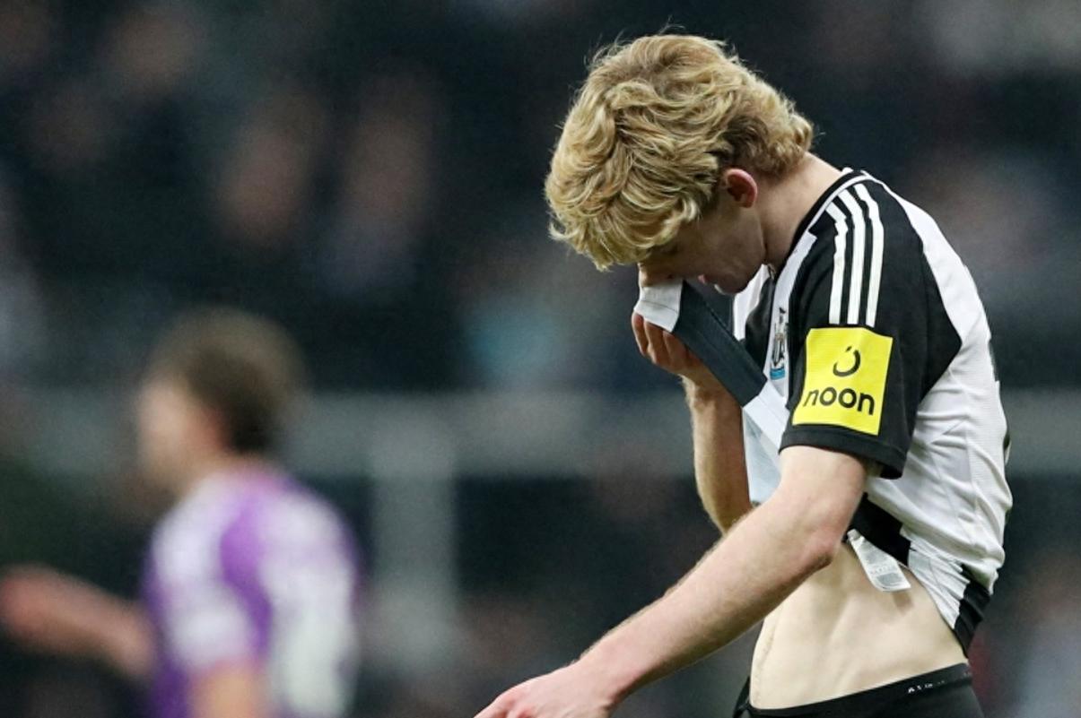 曼城客场失利，险些无缘晋级