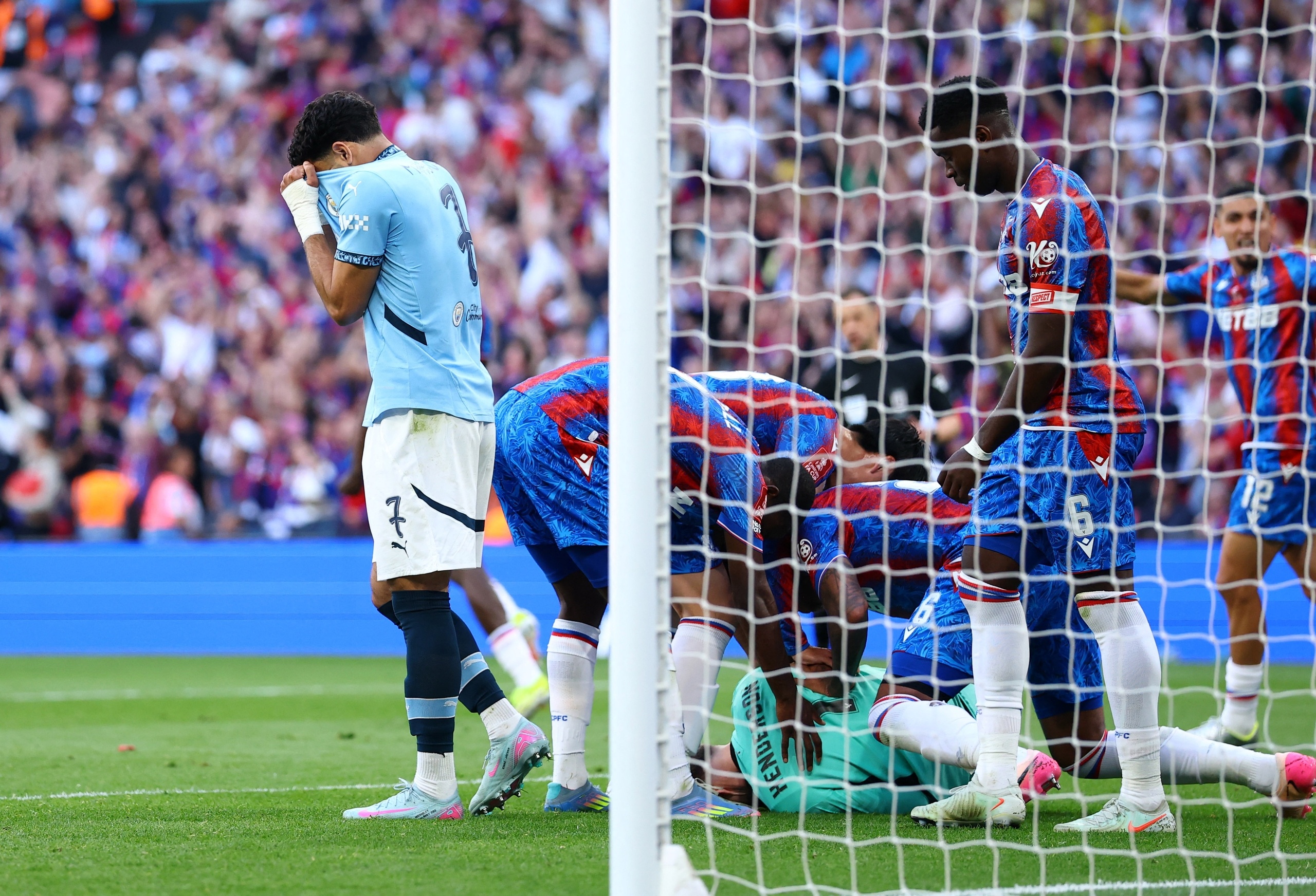 曼城客场失利，险些无缘晋级