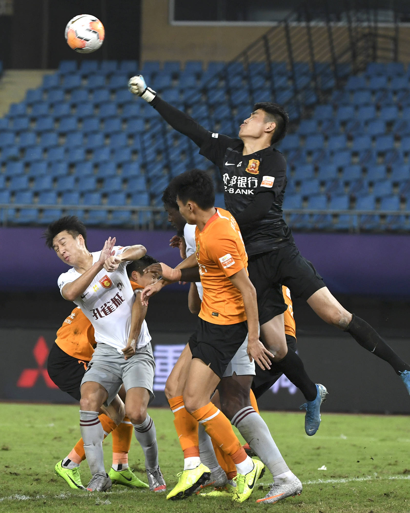 关于武汉卓尔抢分成功，锁定下赛季中超资格的信息