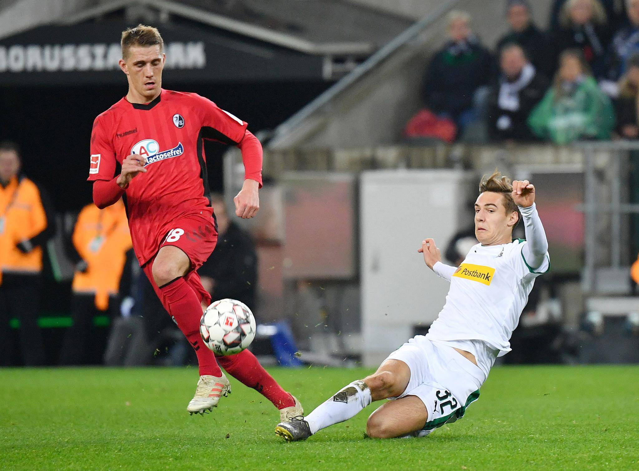 包含沃尔夫斯堡与勒沃库森将在场上展开激烈对决的词条