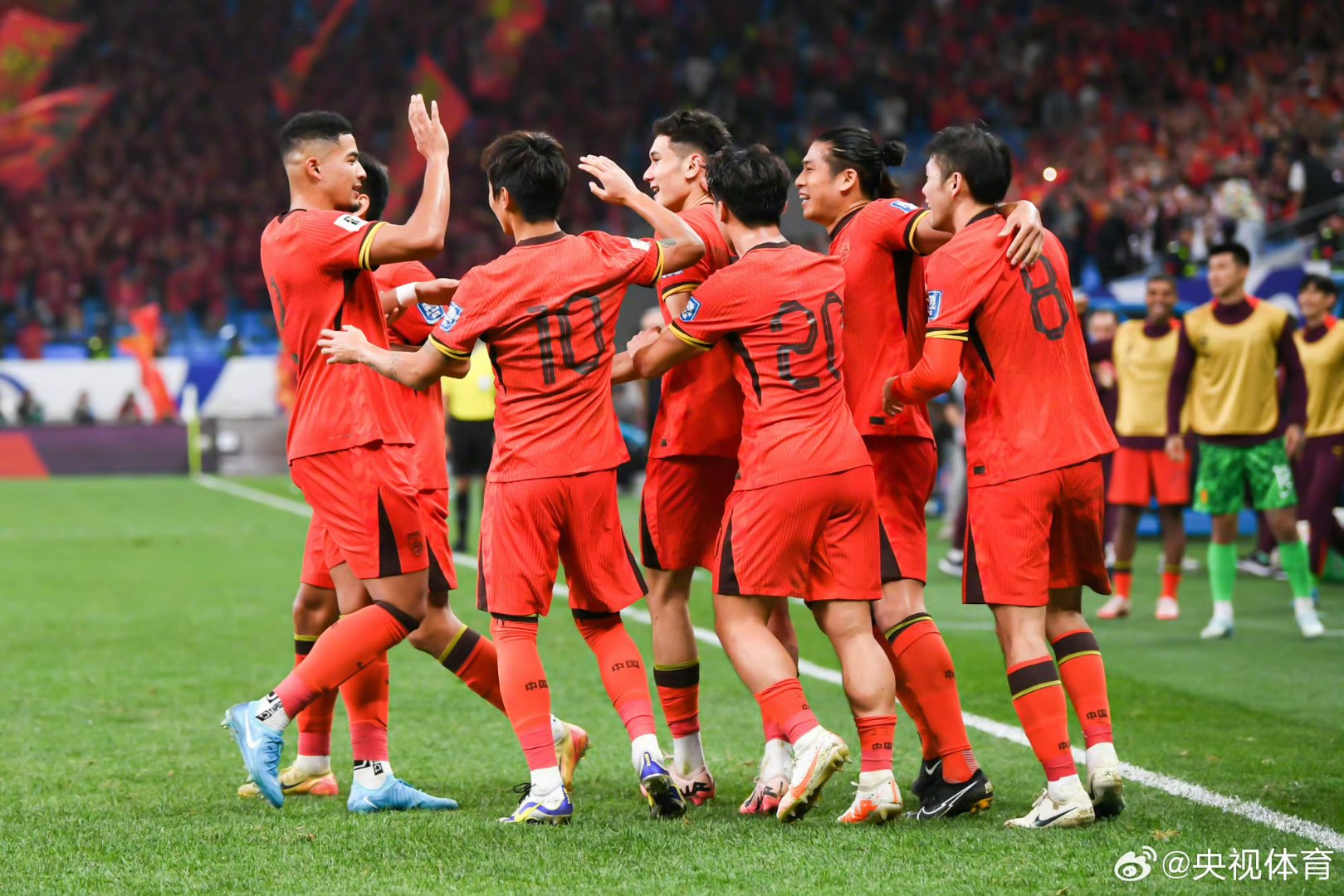 激烈比拼:国内足球联赛双方展开大战的简单介绍 激烈比拼:国内足球联赛双方展开大战的简单介绍