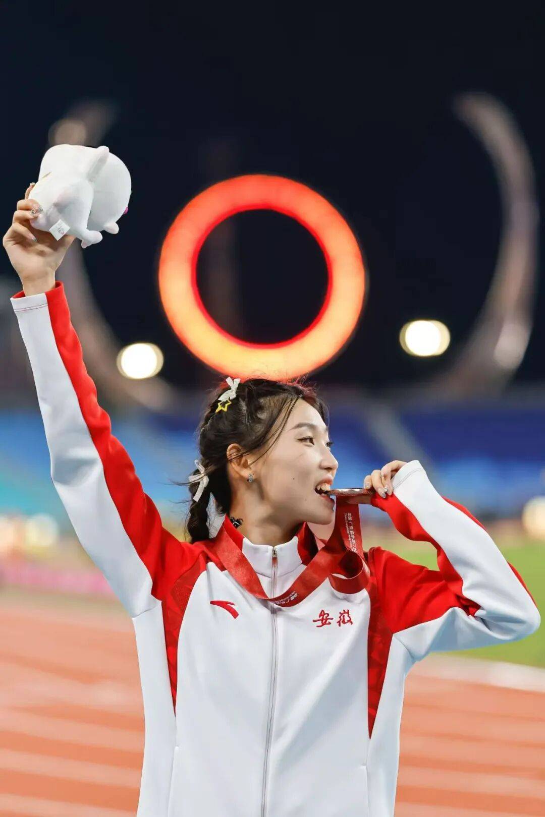 包含亚洲选手实现历史性突破取得铜牌的词条