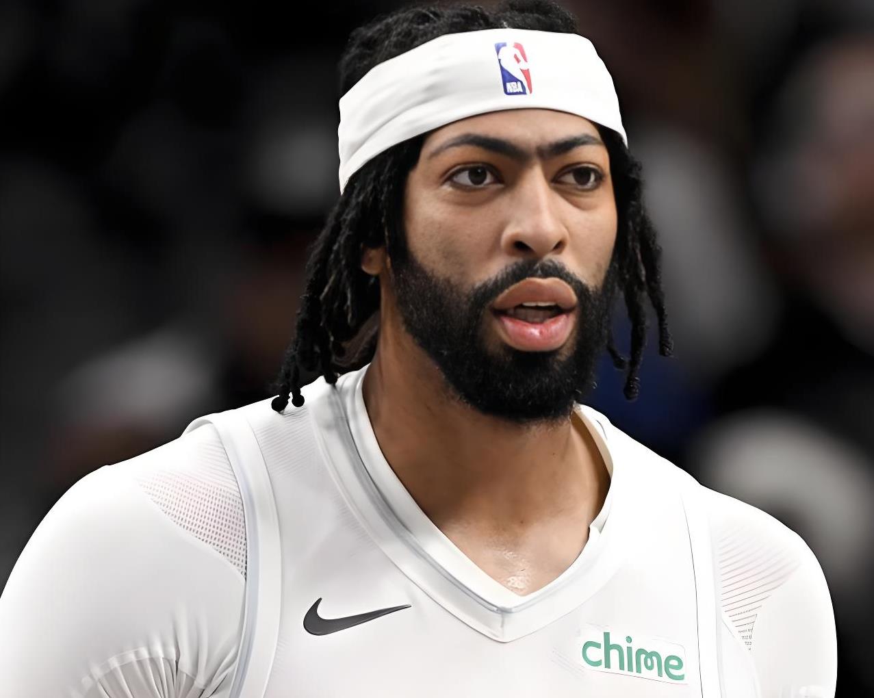 包含独行侠宣布选秀权交易，赛季目标调整的词条