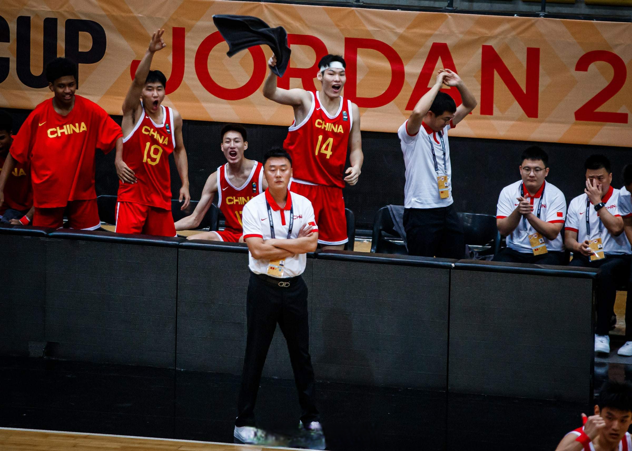 关于波兰锦标赛激战正酣，球员们壮举无数令球迷惊叹的信息