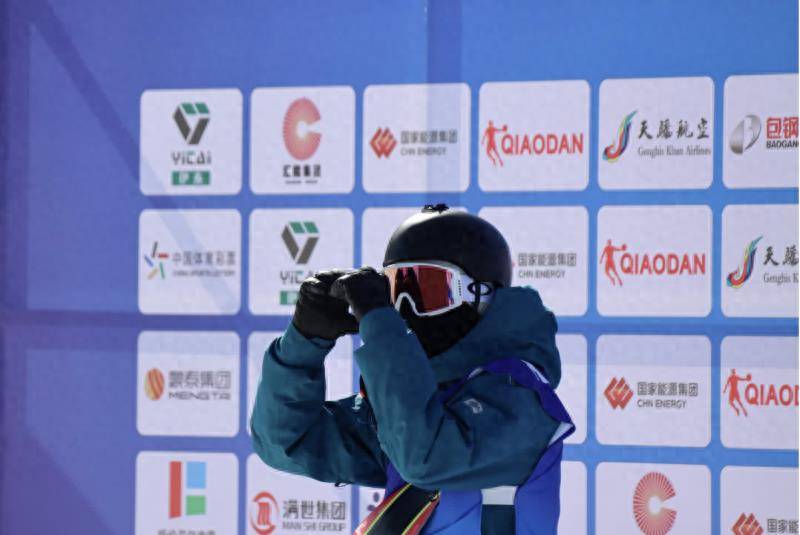 包含加拿大滑板选手技高一筹登上领奖台的词条