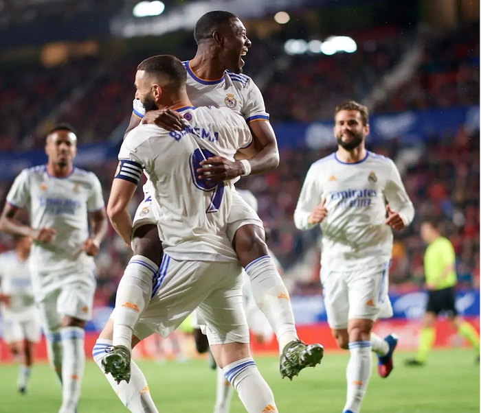 里昂告捷取胜，缩小与冠军之间的差距的简单介绍