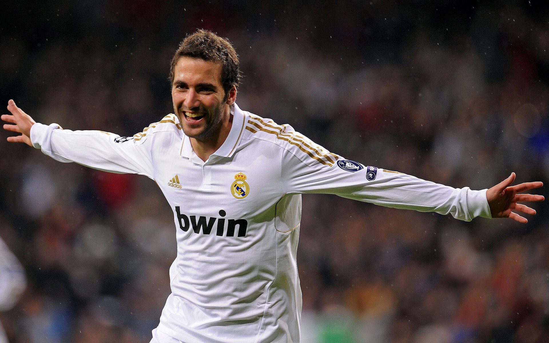 赛道传奇，塞恩斯率阿斯顿马丁横扫索伯，改写竞争格局